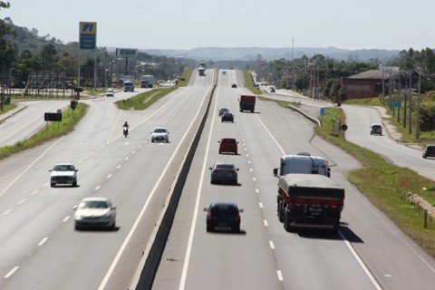 multas-ficarao-mais-caras-1 O motorista flagrado ultrapassando em local de risco deverá pagar R$ 1.915,40 pela infração - Foto:Muriel Albônico/Dnit/Divulgação/Notisul