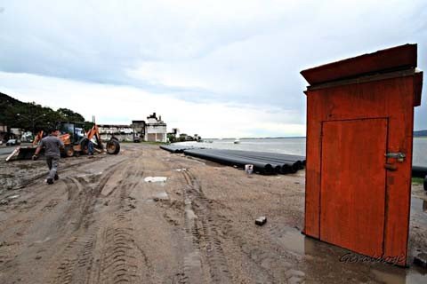obra-de-saneamento-e-embargada-1 Com as chuvas dos últimos dias, a situação piorou - Foto:Geraldo Gê/Prefeitura de Laguna/Divulgação/Notisul