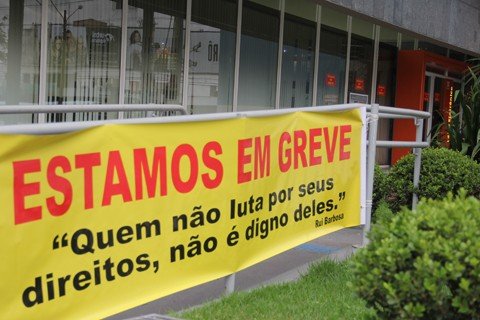 paralisacao-nao-afeta-recebimentos-1 No Banco Itaú de Tubarão, uma funcionária de empresa terceirizada orienta os clientes no caixa eletrônico