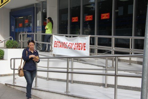 primeiro-dia-de-greve-e-de-transtornos-1 No primeiro dia de greve muitas pessoas foram para a casa sem informações