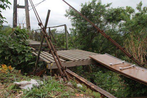 usuarios-se-arriscam-para-atravessar-ponte-1 O acesso à ponte pelo lado do bairro Km 60 está sem tábuas e tem uma porta de armário e um estrado de uma cama como improviso