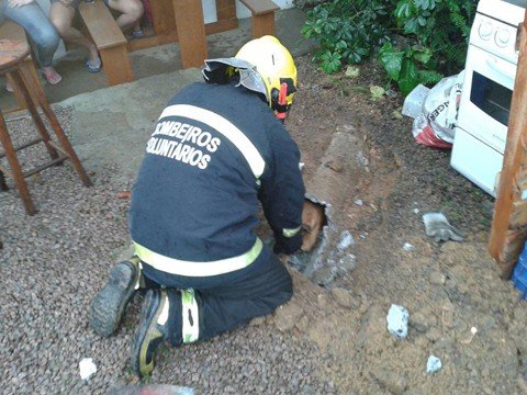 cachorro-fica-preso-em-tubulacao-de-agua-1 O cachorro não sofreu ferimentos - Foto:Bombeiros voluntários de Jaguaruna/Divulgação/Notisul