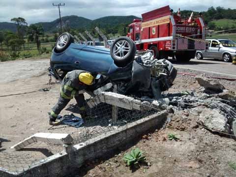 colisao-deixa-rapaz-gravemente-ferido-1 Além de perder o controle do carro e capotar para fora da pista, o condutor bateu em um poste. Foto: Bombeiros Voluntários/Divulgação/Notisul