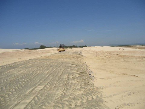 contencao-das-dunas-ainda-e-impasse-1 Os transtornos causados pela falta de pavimentação do trecho aumentam com a chegada dos turistas no verão - Foto:Reinaldo Langer Jaeger/Divulgação/Notisul