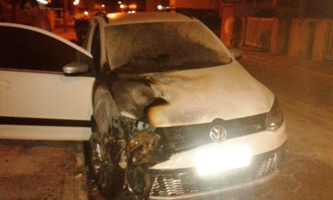 dois-crimes-sao-registrados-em-laguna-1 Um carro teve o motor e a lateral queimados - Foto:Corpo de Bombeiros de Laguna/Divulgação/Notisul