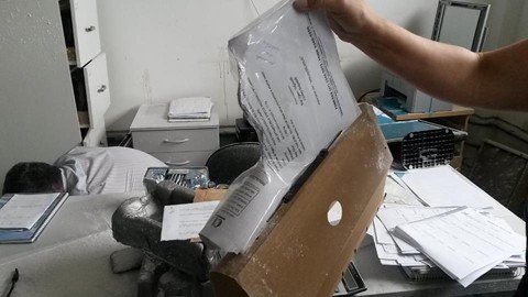 funcionarios-cometem-ato-de-vandalismo-1 Documentos importantes foram rasgados - Foto:Polícia Civil de Laguna/Divulgação/Notisul