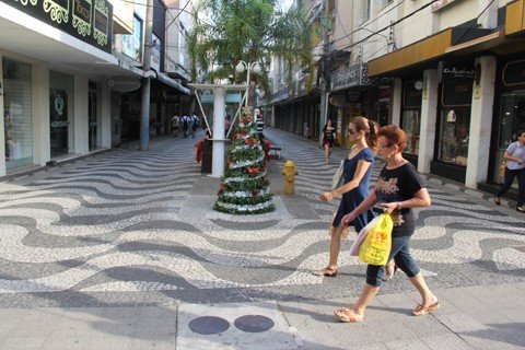 impasse-continua-ate-a-proxima-semana-1 A decoração de Natal já enfeita as ruas do comércio, porém com pouco movimento