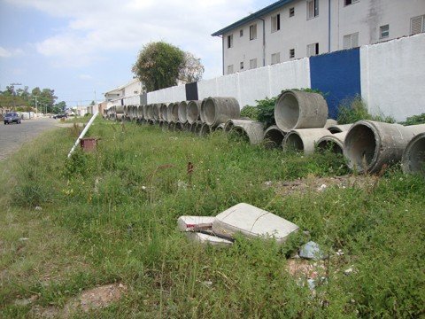 moradores-aguardam-o-inicio-das-obras-1 Junto com as tubulações e o matagal, o local também virou um depósito de lixo
