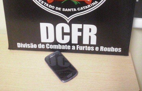 mulher-e-presa-por-extorsao-1 No celular, havia um vídeo íntimo da vítima - Foto:Polícia Civil de Tubarão / Divulgação