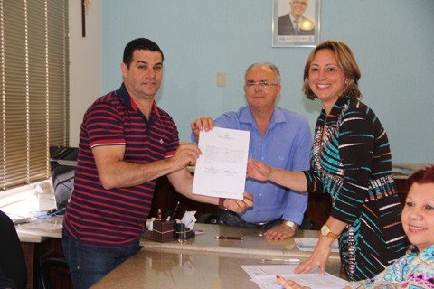 obra-inicia-na-proxima-segunda-feira-1 Assinaram o contrato para iniciar a reforma o diretor da empresa, Pedro Paulo (E), a secretária Inês (D) e o prefeito Moacir (C )