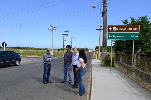 pavimentacao-asfaltica-esta-90-concluida-1 O secretário regional em Tubarão, Jairo Cascaes, vistoriou a obra - Foto:SDR Tubarão/Divulgação/Notisul