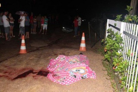 33o-assassinato-e-registrado-1 A vítima morreu em frente à casa da ex-companheira. Foto: Ketully Beltrame/Portal Sul in Foco/Divulgação/Notisul