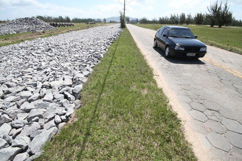 ainda-nao-ha-data-para-conclusao-1 Além de iluminação diferenciada e camada asfáltica, o projeto prevê, rampas de acessibilidade e sinalização vertical e horizontal. Foto: Geraldo Gê/Prefeitura de Laguna/Divulgação/Notisul
