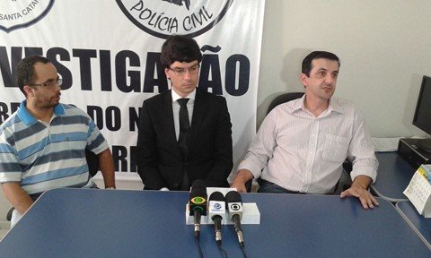envolvidos-em-ritual-estao-presos-em-tubarao-1 O delegado regional Ulisses Gabriel disse que, além da magia negra, diversos atentados foram cometidos contra a família do empresário de Braço do Norte - Foto:Nereu Filho/Band SC/Divulgação/Notisul