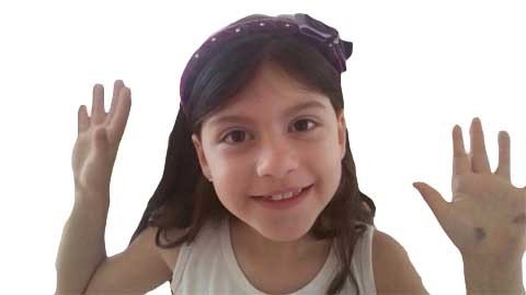 menina-de-7-anos-e-encontrada-morta-1 Junto ao corpo de Carola, a polícia encontrou diversas roupas e brinquedos. Foto: Arquivo Pessoal/Divulgação/Notisul