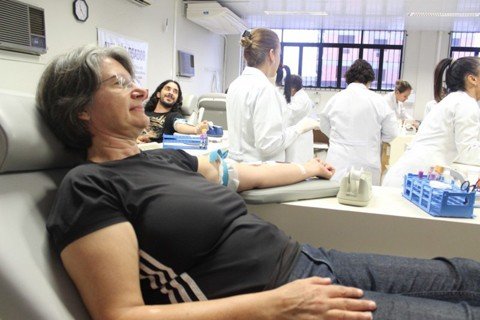 o-presente-pode-ser-uma-doacao-1 Para ser doador, basta apwresentar documento com foto, estar bem de sáude, alimentado, pesar mais de 50 quilos e ter ente 16 e 67 anos. Foto: Douglas Saviato/Divulgação/Notisul