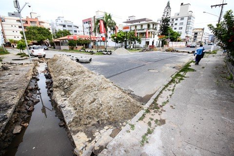obras-visam-evitar-alagamentos-1 Os trabalhos na estradas são executados para evitar cheias, principalmente durante a alta temporada - Foto:Marco Bocão/Prefeitura de Laguna/Notisul