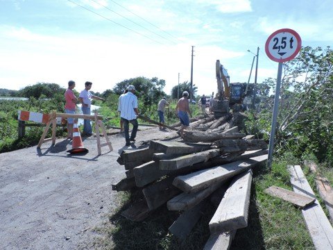 passagem-esta-interditada-1 Os trabalhos já iniciaram com a remoção das madeiras localizadas na parte de cima da estrutura - Foto:Prefeitura de Tubarão/Divulgação/Notisul