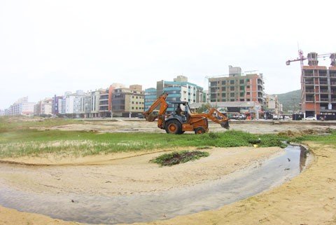 prainha-do-farol-continuara-sem-tratamento-1 O esgoto localizado na praia do Mar Grosso é uma imagem negativa para moradores e turistas que chegam para a temporada - Foto:Elvis Palma/Divulgação/Notisul