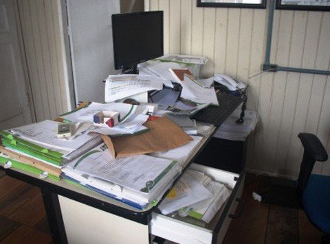 prefeitura-e-alvo-de-furto-1 Os documentos foram espalhados em uma das salas - Foto:Ketully Beltrame/Portal Sul in Foco/Divulgação/Notisul