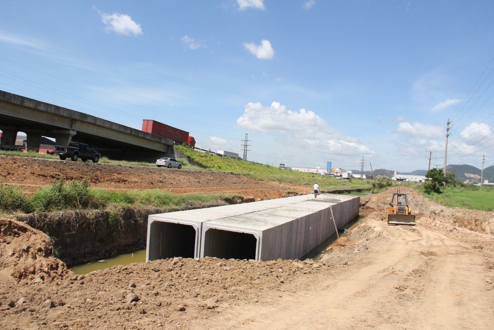 proxima-etapa-e-a-terraplanagem-1 Os trabalhos seguem na colocação dos bueiros ao longo da rodovia