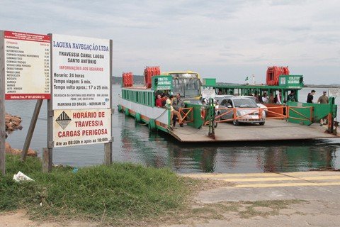 servico-devera-ser-licitado-1 A cobrança da tarifa para a travessia na balsa não isenta moradores da região, que precisam do serviço com frequência. Foto: Prefeitura de Laguna/Divulgação/Notisul