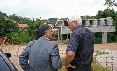 avancam-as-obras-da-estrada-albertina-1 O prefeito de São Martinho, José Schotten, mostrou ao governador Raimundo Colombo a construção da nova ponte sobre o Rio Capivari, que fará ligação com a Estrada Albertina. Foto: James Tavares/Governo do Estado SC/Divulgação/Notisul