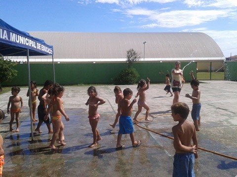 calor-muda-rotina-dos-pequenos-1 Brincar com água é uma das atividades que a unidade oferece em dias de muito calor. Foto: Prefeitura de Laguna/Notisul