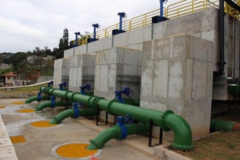 investimentos-garantem-melhorias-no-sistema-1 A concessionária construiu uma terceira bateria de filtros, que proporcionou aumento significativo da vazão de água na Estação de Tratamento (ETA) e melhoria na qualidade da água - Foto:Plantão Assessoria/Divulgação/Notisul