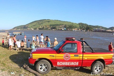 jovem-e-vitima-de-afogamento-nos-molhes-1 Os trabalhos das equipes serão retomados hoje pela manhã. Foto: Elvis Palma/Divulgação/Notisul