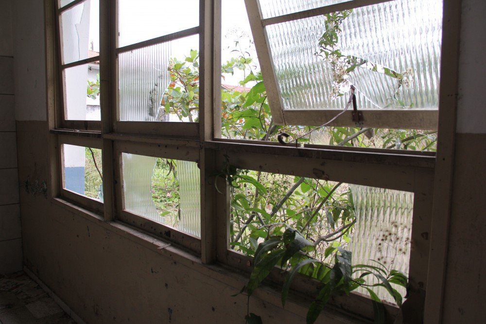 nao-ha-data-para-inicio-das-obras-1 A unidade continua abandonada pelo executivo estadual e somente utilizada por animais e vândalos que invadem o local. Foto: Silvana Lucas