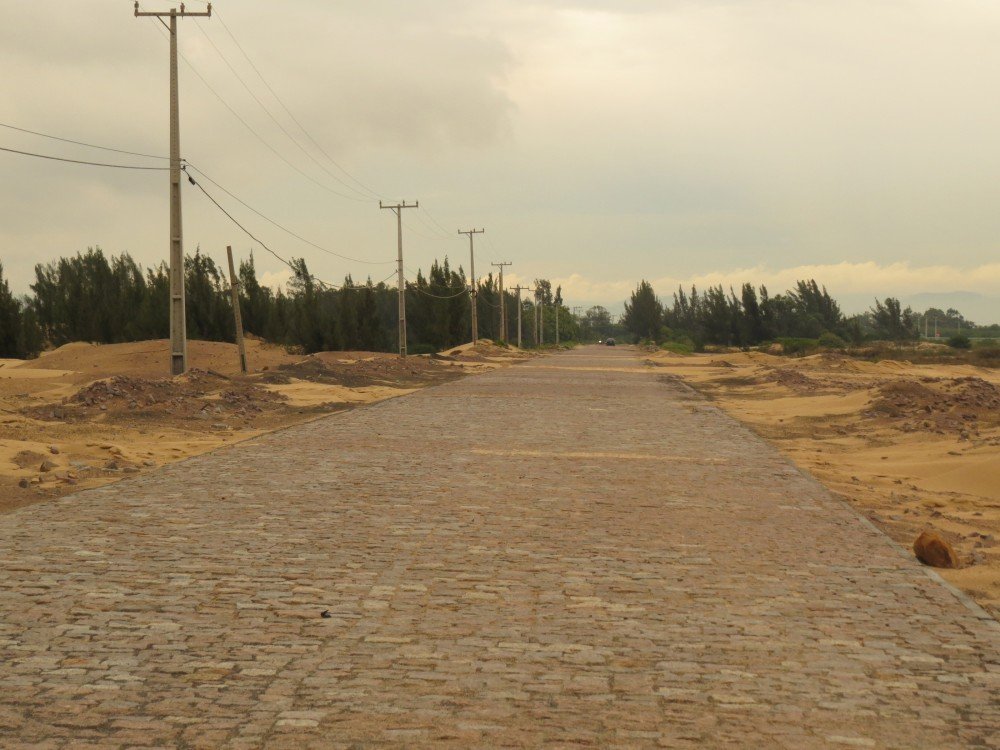 obras-prosseguem-1 A ordem de serviço foi assinada em setembro de 2013. Até o momento, menos de um quilômetro foi pavimentado. foto: João Baiuka/Divulgação/Notisul