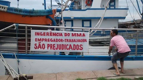 pescadores-protestam-contra-portaria-federal-1 Em Laguna, cerca de 60 pescadores em 35 embarcações ficaram parados em protesto no porto. Foto: Sindipi/Divulgação