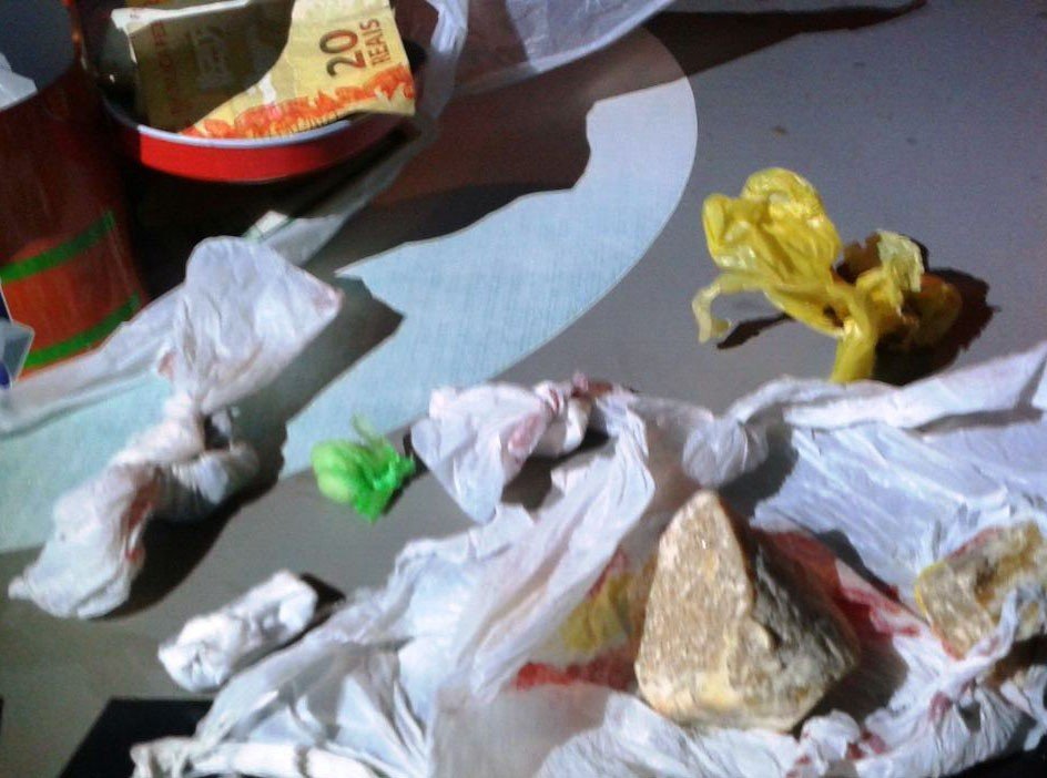 ponto-de-drogas-e-fechado-1 Cocaína, crack e maconha são apreendidos. Foto: Polícia Militar (PM) de Laguna/Divulgação/Notisul