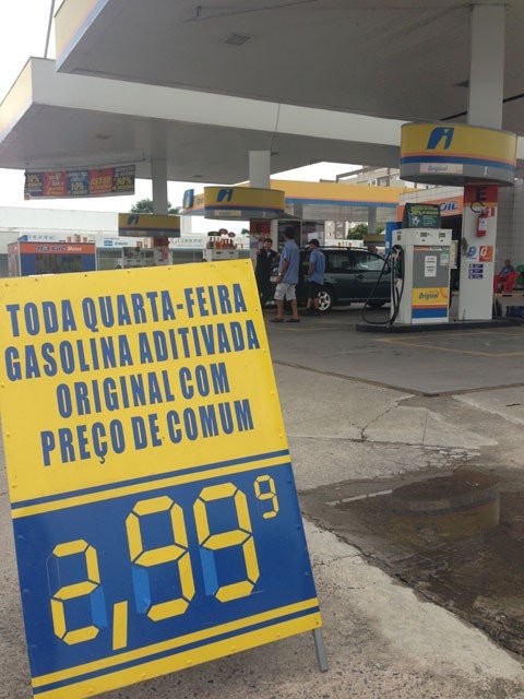 preco-da-gasolina-tem-variacao-de-ate-r-030-1 Os motoristas devem ficar atentos aos valores ofertados. Foto: Lucas Souza/Notisul