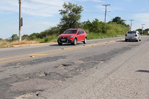 reformas-ainda-nao-iniciaram-1 Desviar dos buracos faz parte das manobras realizadas pelos motoristas que trafegam nesta estrada. Foto: Silvana Lucas/Notisul