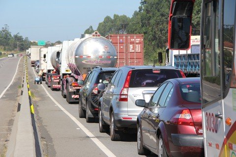 semana-inicia-com-congestionamentos-1 Os deslocamentos entre a Cidade Azul e Laguna levam em média entre três a quatro horas, um percurso onde o normal é 30 minutos, quando não há congestionamentos. Foto: Arquivo/Notisul