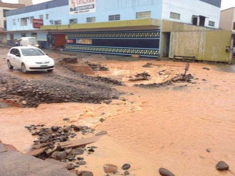 situacao-de-emergencia-sera-decretada-1 Em 30 minutos, as águas causaram estragos nas ruas de Braço do Norte. Foto: Tati Alves/Notisul