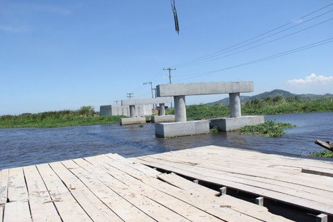 trafego-impasse-continua-1 A ponte será entregue dia 29 de março, porém o acesso ainda é uma incógnita