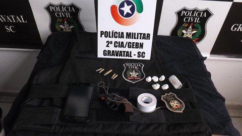 traficante-e-preso-em-operacao-1 Em buscas na residência do suspeito, além de drogas e munições, um revólver de brinquedo foi encontrado - Foto:Polícia Civil de Gravatal/Divulgação/Notisul