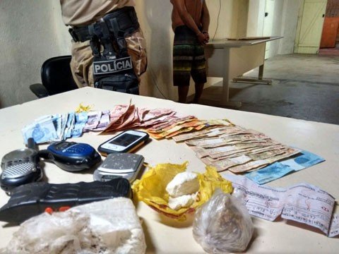trio-e-preso-em-laguna-1 Uma máquina de choque e dois rádios comunicadores também foram encontrados com os bandidos.