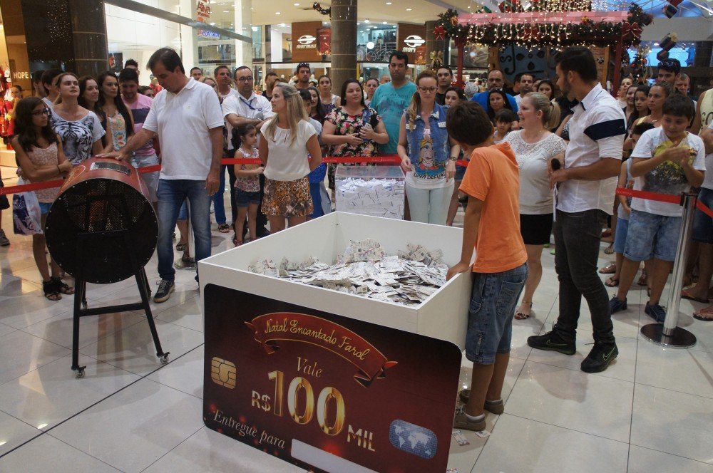 tubaronense-ganha-premio-1 O superintendente Ivo Prim e um cliente convidado sortearam um cupom da promoção Natal Encantado Farol. Foto: Julie Menegaz/Farol Shopping/Divulgação/Notisul