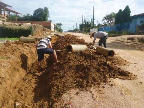 tubulacoes-ficam-entupidas-1 Ontem, os trabalhos foram de limpeza das tubulações. Foto: Bertoldo Weber/Prefeitura de São Ludgero/Divulgação/Notisul