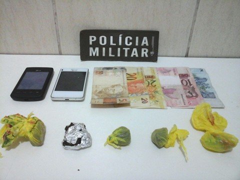 adolescentes-sao-flagrados-com-droga-e-arma-1 A maconha estava dividida em porções com o de 16 anos e a espingarda foi encontrada com o de 17. Foto: Polícia Militar/Divulgação/Notisul.