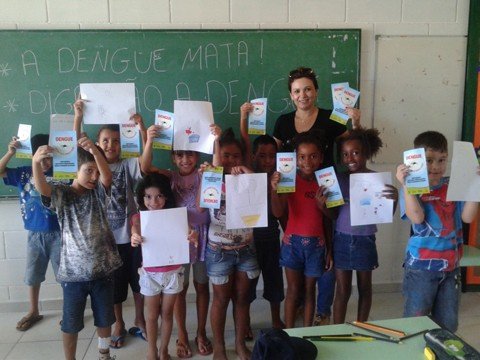 alunos-auxiliam-no-combate-a-dengue-1 Os alunos são os multiplicadores no trabalho de prevenção contra a dengue - Foto:Prefeitura de Laguna/Divulgação/Notisul