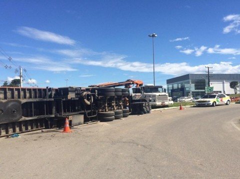 carreta-carregada-vira-no-principal-trevo-1 Para retirar o veículo e o container carregado foi necessário o trabalho de remoção por um guindaste - Foto:Sul infoco/Divulgação/Notisul