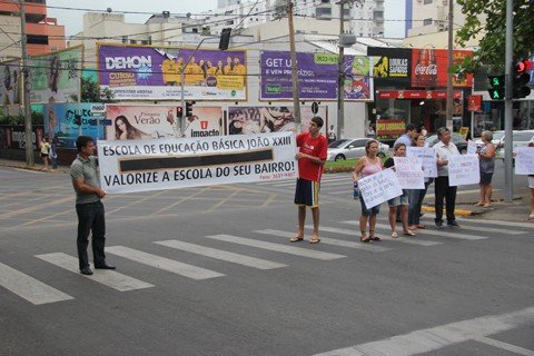 comunidade-academica-faz-manifestacao-1 O fechamento da instituição ocorreu por falta de alunos. Porém um grupo foi às ruas para que o governo do estado possa rever a situação