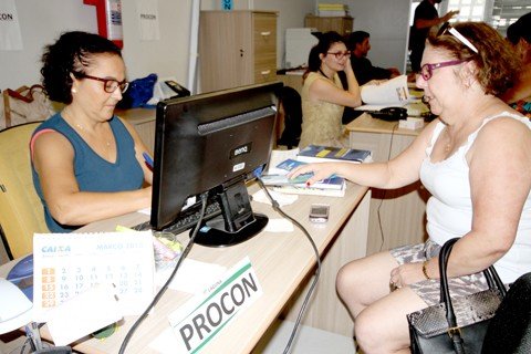 cresce-o-numero-de-reclamacoes-sobre-cartao-de-credito-1 Mesmo com as facilidades em pagar com o cartão de crédito, as queixas são ainda maiores que outros tipos de pagamentos. Foto: Daniel Matos/Divulgação/Notisul.