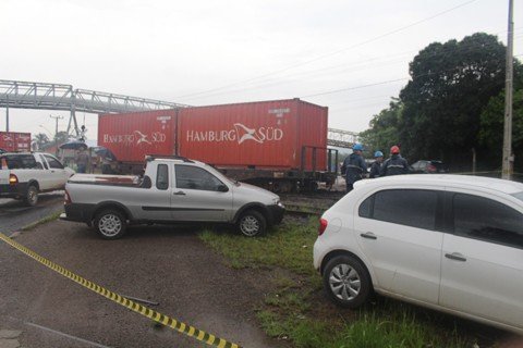descarrilamento-de-vagao-causa-congestionamentos-1 Dos 19 vagões que faziam parte do trem, três descarrilaram nas proximidades da empresa energética e da prefeitura local - Foto: Prefeitura de Capivari de Baixo/Divulgação/Notisul