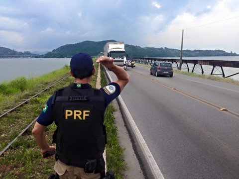 engarrafamentos-devem-ser-evitados-1 Para melhorar o fluxo de veículos nos pontos de congestionamento, os policias orientam os motoristas a não reduzirem a velocidade - Foto:Gabriel Felipe/Divulgação/Notisul